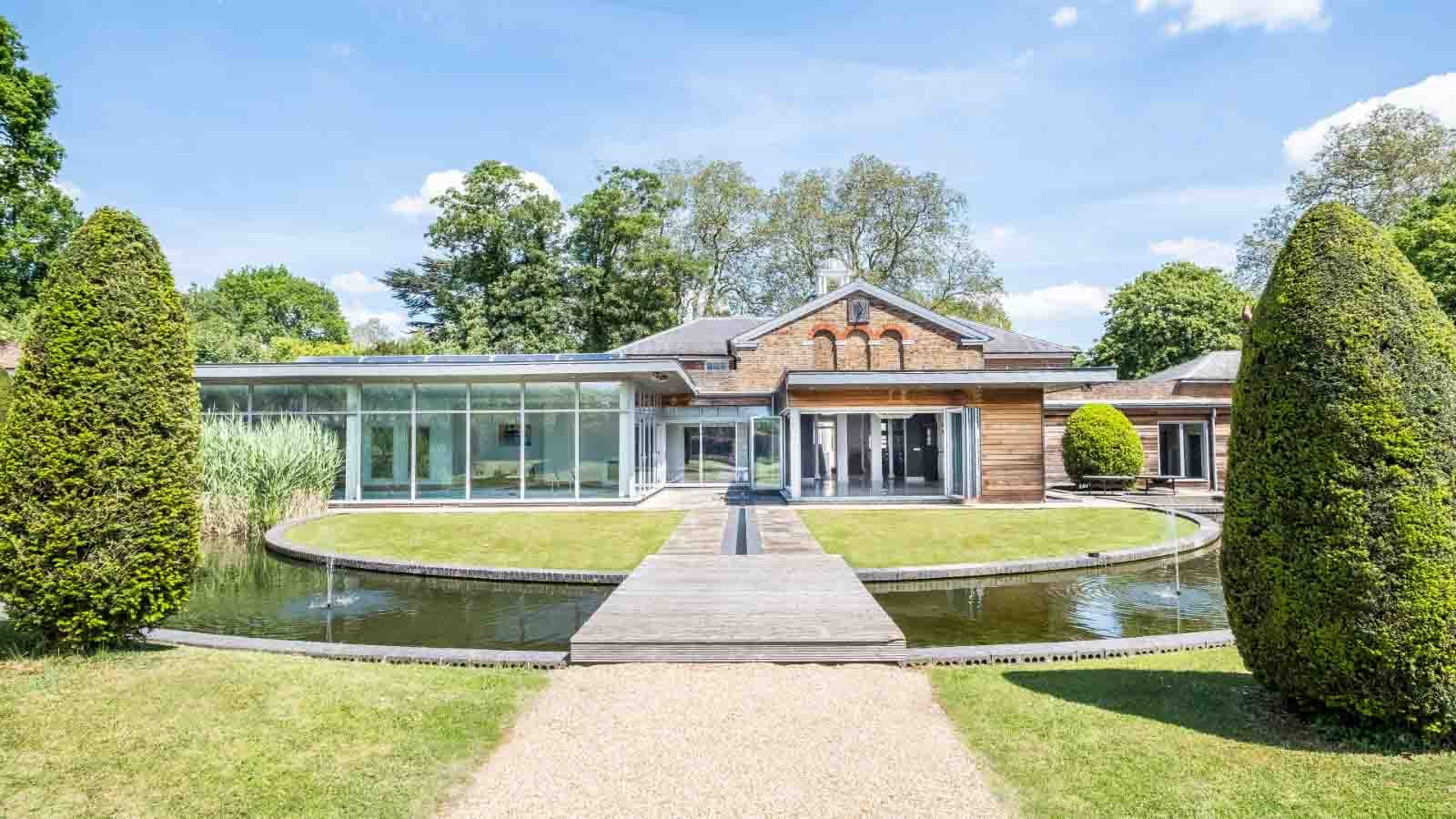 Accommodation with games room and swimming pool